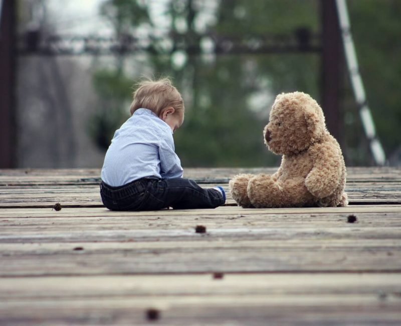 Bebe y oso de peluche